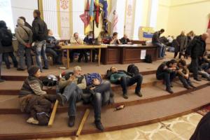 Opositores ucranianos en el interior del Ayuntamiento de Kiev. Fuente: EFE